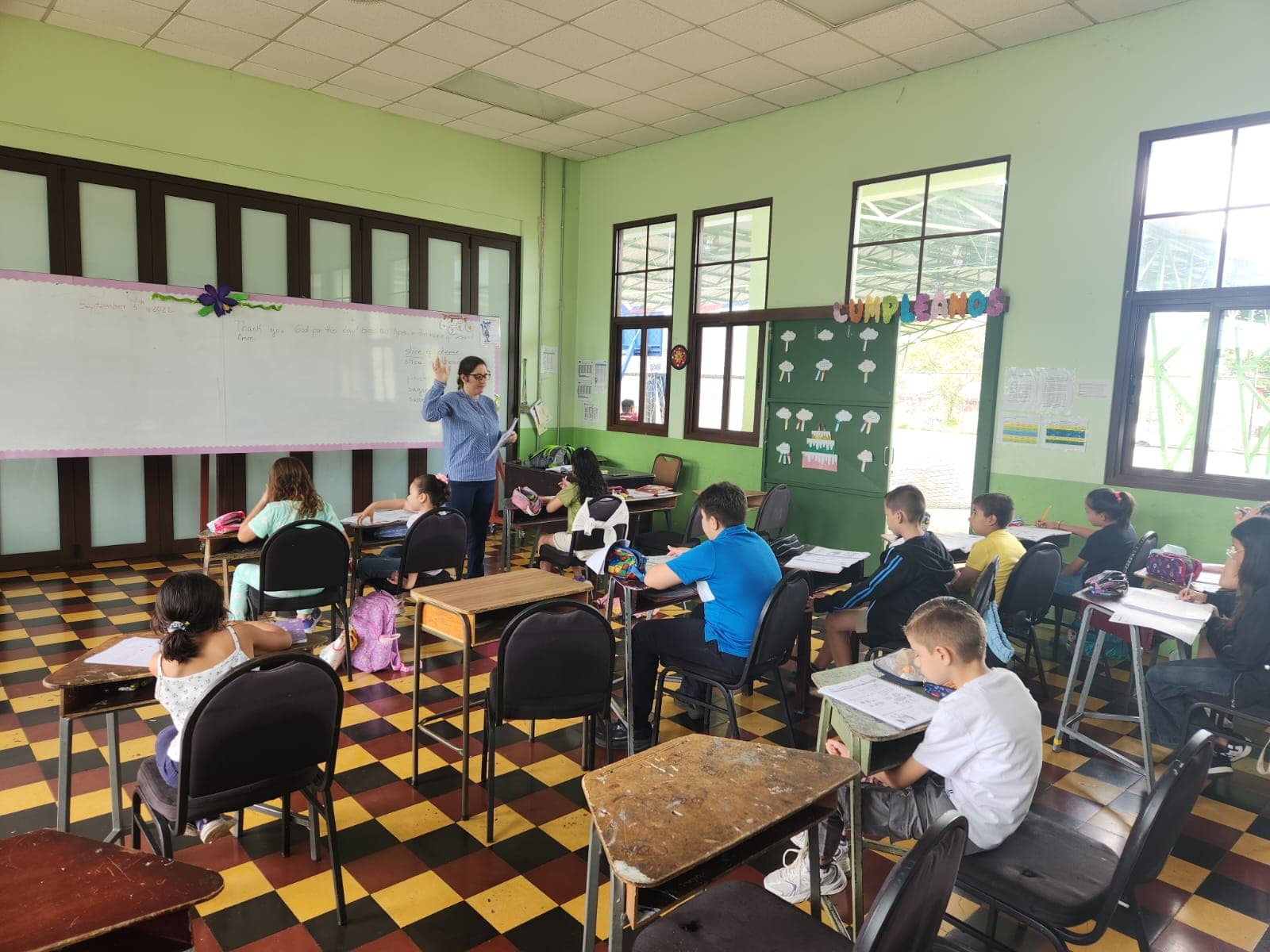 Estudiantes compartiendo en clase